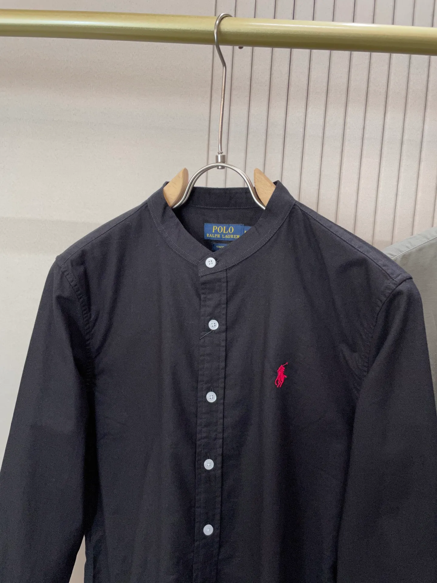 P220 🌸🌸🌸 POLO Ralph Lauren [High Quality] Classic shirt! The classic casual shirt made of pure cotton and linen has a unique design. It has a simple, clean and classic silhouette. It is a versatile style that can be switched at will. The fabric feels soft and delicate, highly breathable, and is close to the skin and comfortable to wear. It can be worn alone as an inner layer. Its versatile performance is beyond your imagination! The upper body of the ready-to-wear is simple and classic yet elegant! Size:M-XXL